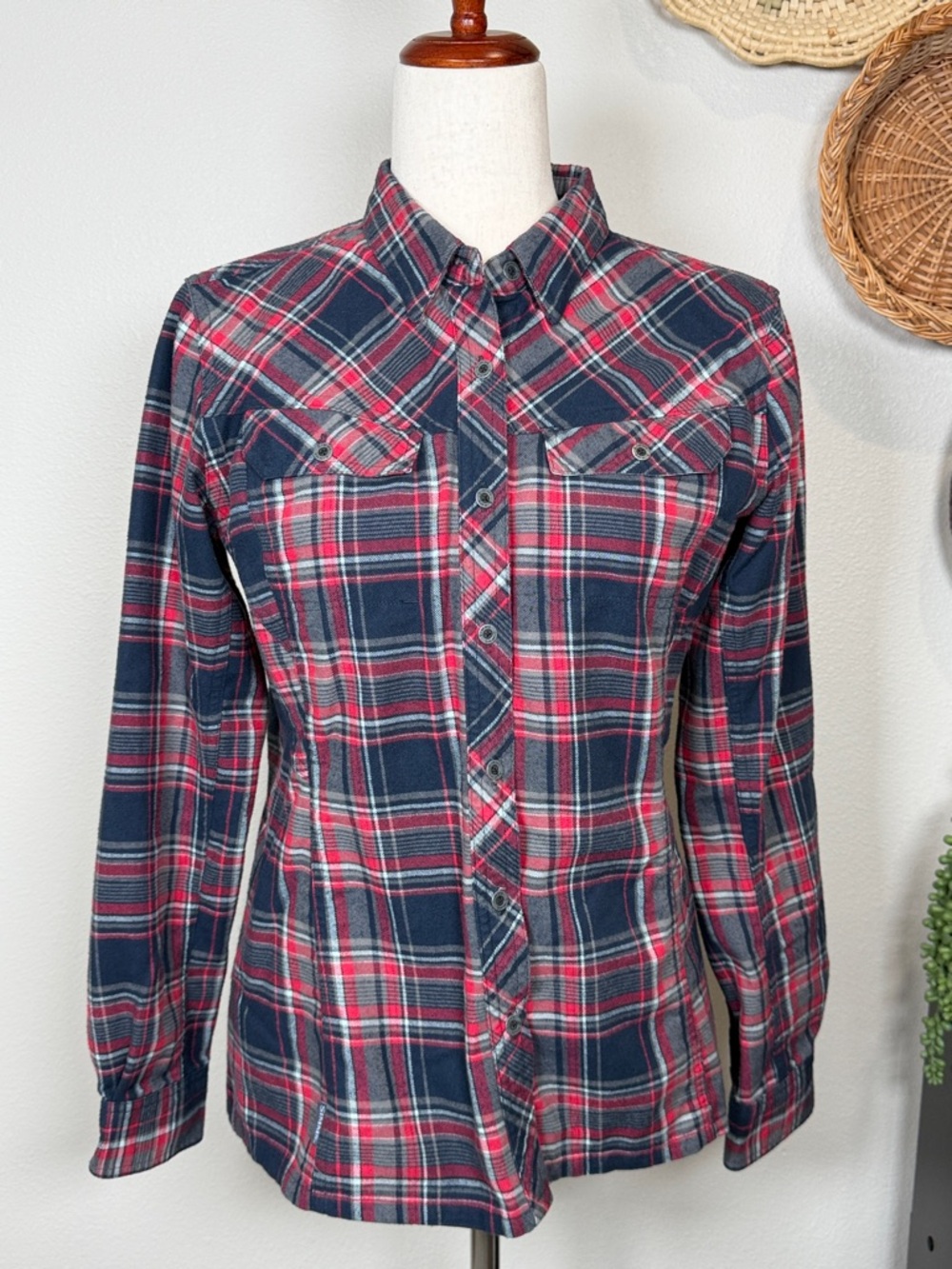 Womens Simms Red Blue Button Up Flannel Outdoor Fishing Shirt Too Size Medium